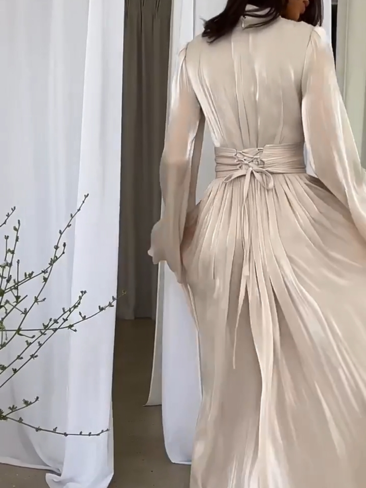 Dames galajurk: een elegante plooi maxi jurk met strikceintuur, perfect voor chique evenementen en diners.
