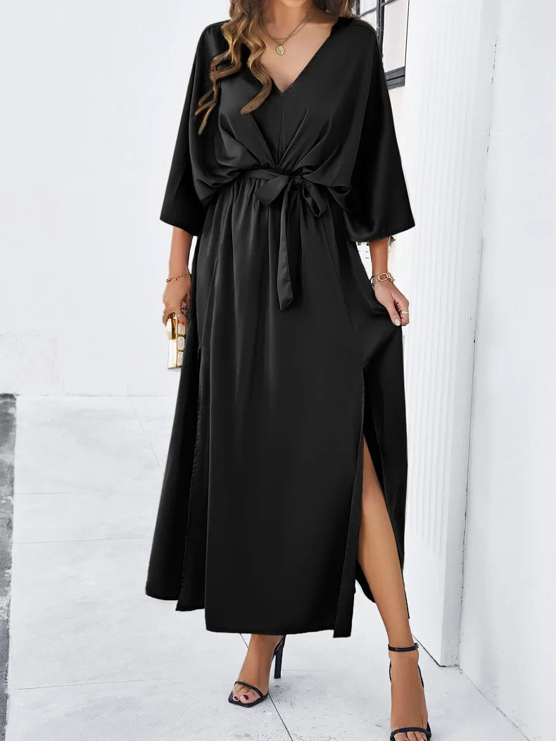 Dames maxi jurk: elegante V-hals, vleermuismouw, strikceintuur en een hoge split. Perfect als feest- of avondjurk.