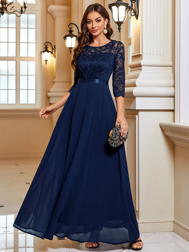 Lange dames feestjurk; een chique galajurk voor formele evenementen. Deze stijlvolle avondjurk is zeer elegant.