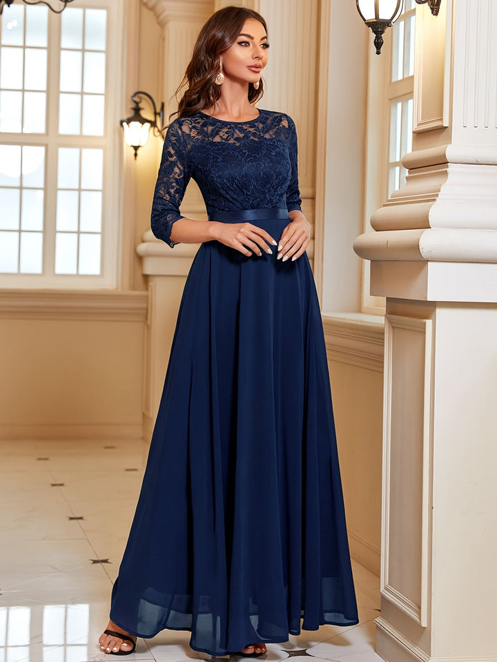 Stijlvolle dames maxi jurk, ideaal als formele kleding. Een elegante avondjurk en gelegenheidsjurk.