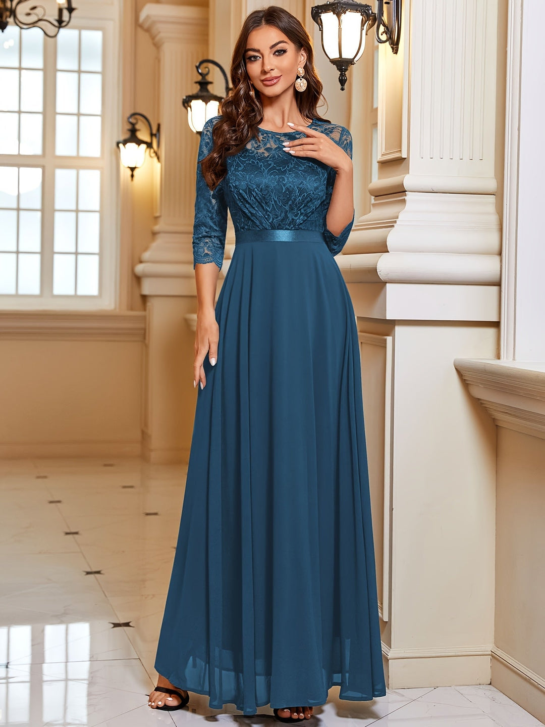 Prachtige dames maxi jurk, een verfijnde avondjurk en galajurk voor diverse feestelijke gelegenheden. Zeer stijlvol.