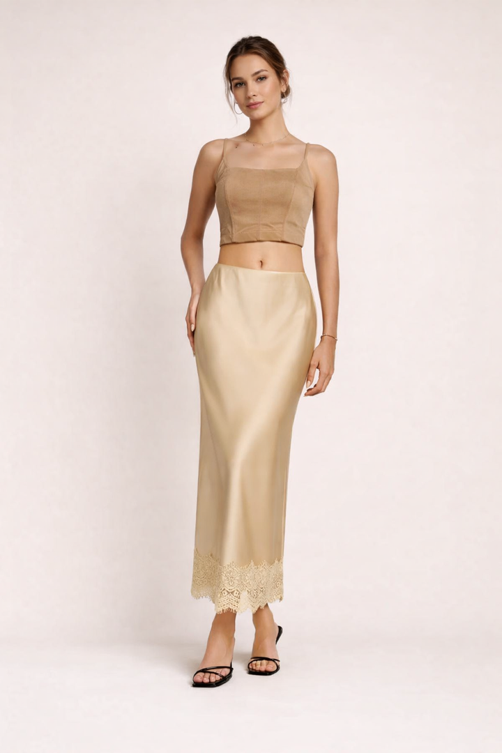 Elegante dames maxirok met verfijnd kanten detail, perfect voor formele gelegenheden of zomerse avonden.