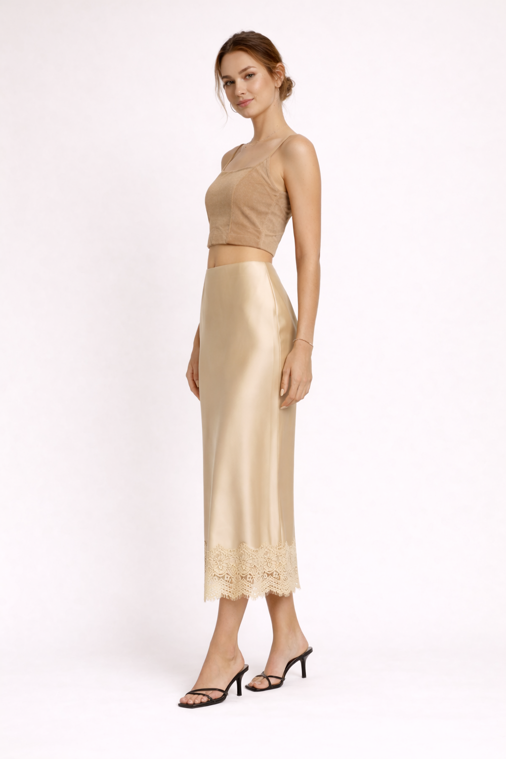 Stijlvolle vrouwen maxirok met sierlijk kant, ideaal voor een elegante avondlook of feestelijke zomer outfit.