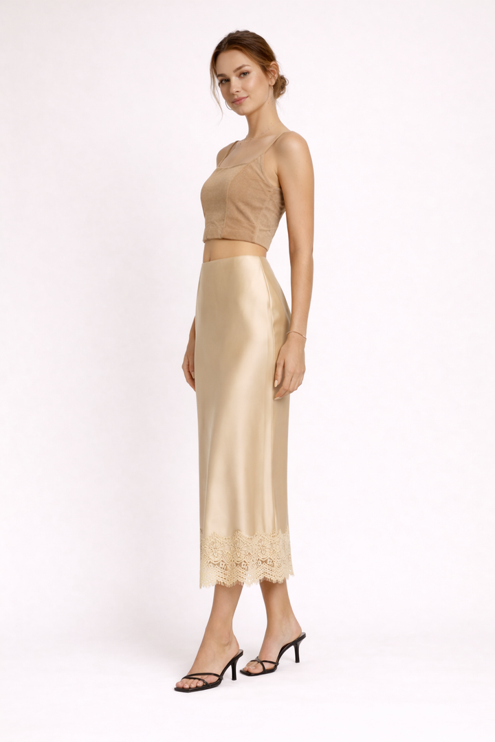 Stijlvolle vrouwen maxirok met sierlijk kant, ideaal voor een elegante avondlook of feestelijke zomer outfit.
