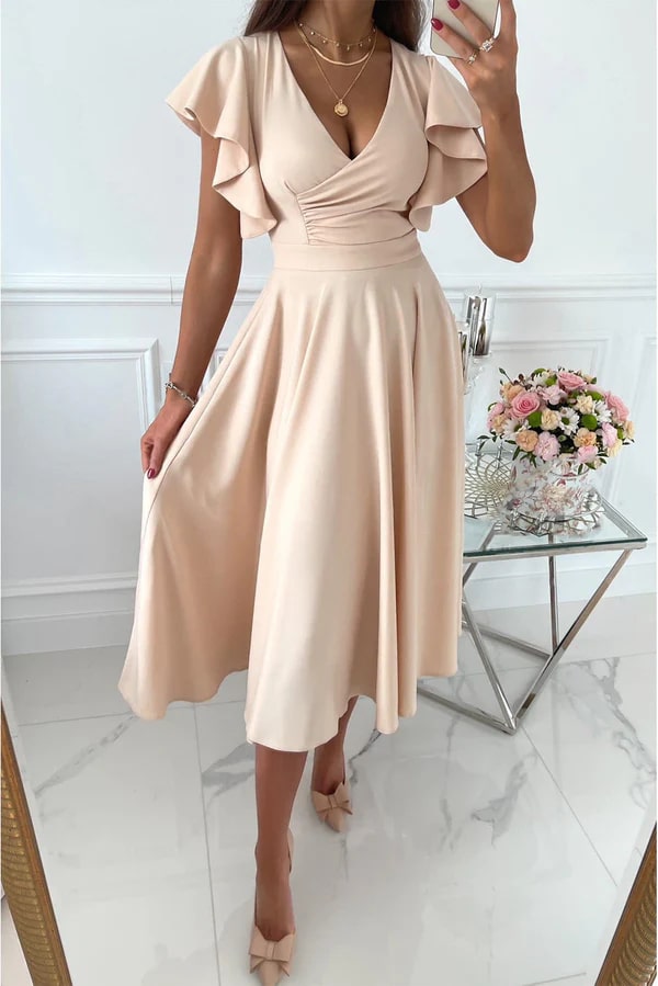 Zomerse midi galajurk voor dames met vlindermouwen, ideaal als feestjurk of avondkleding.