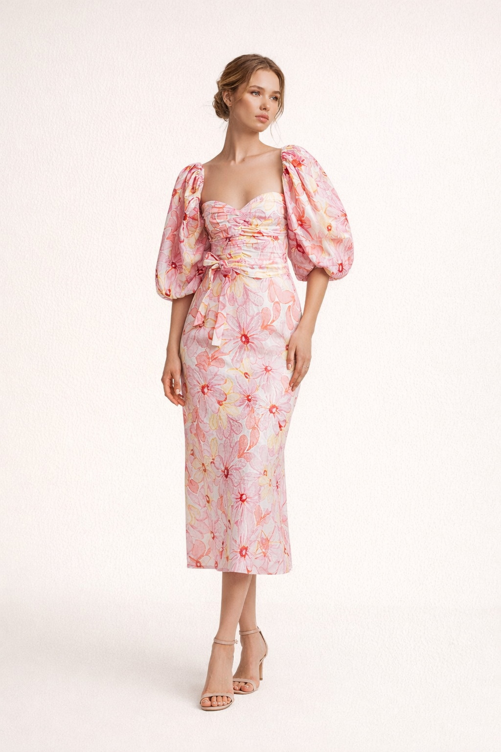 Elegante dames midi jurk met bloemenprint en trendy pofmouwen, perfect voor lente en zomer. Ideaal voor casual of feest.