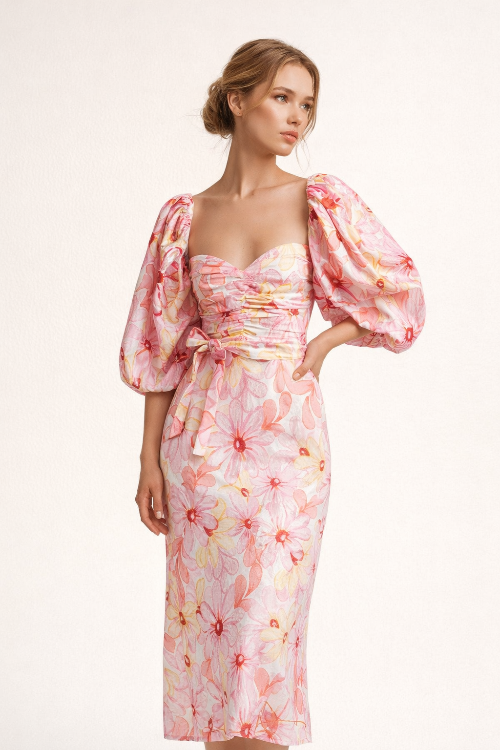 Stijlvolle roze midi jurk met gebloemde print, pofmouwen en flatterende pasvorm, ideaal als feest- of zomerjurk.