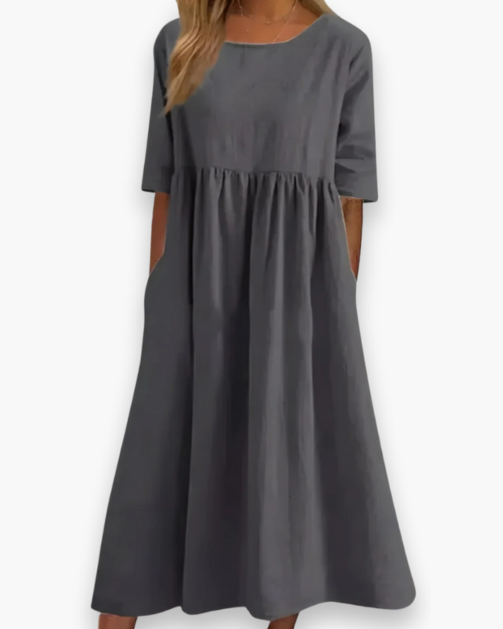Chique geplooide damesjurk, effen design, comfortabel en met korte mouwen voor zomerse stijl.