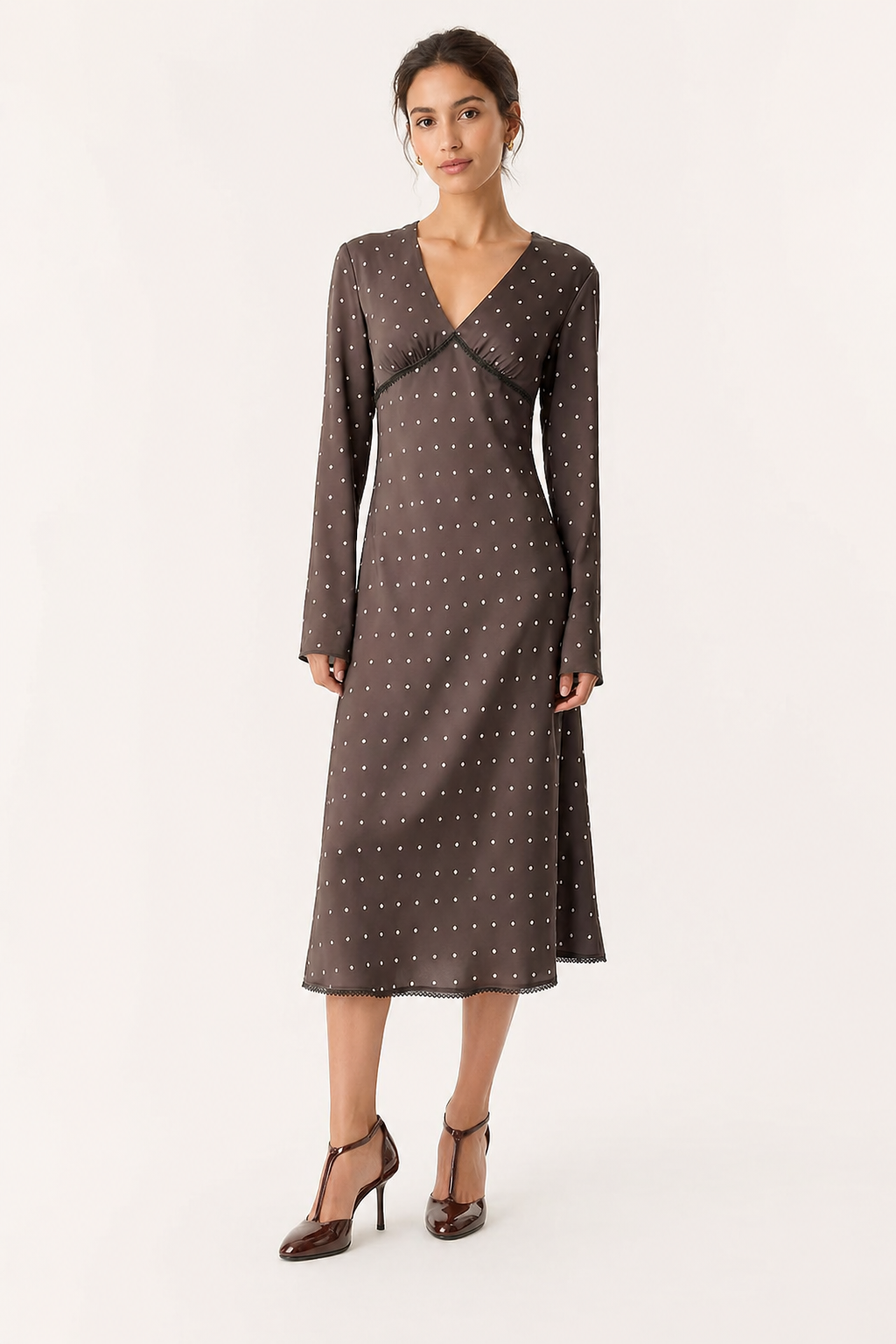 Elegante dames midi-jurk met lange mouwen, V-hals en modieuze polkadots, perfect voor elke gelegenheid.