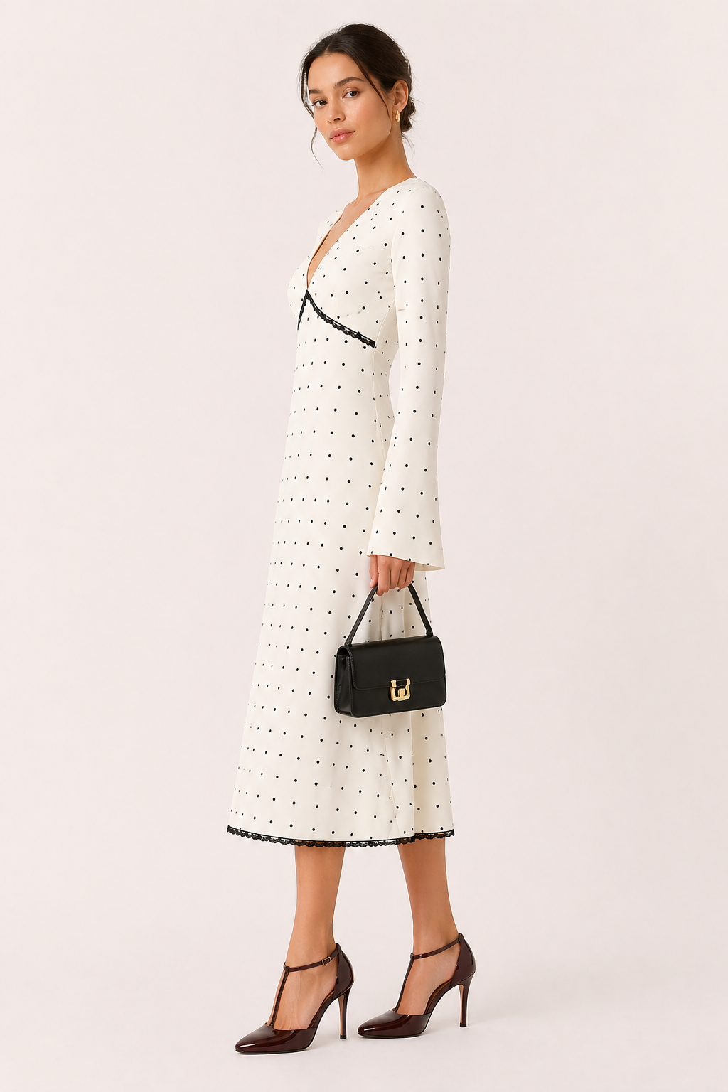 Trendy damesjurk: midi-lengte, lange mouwen, elegante V-hals en klassieke polkadots, een veelzijdige keuze.
