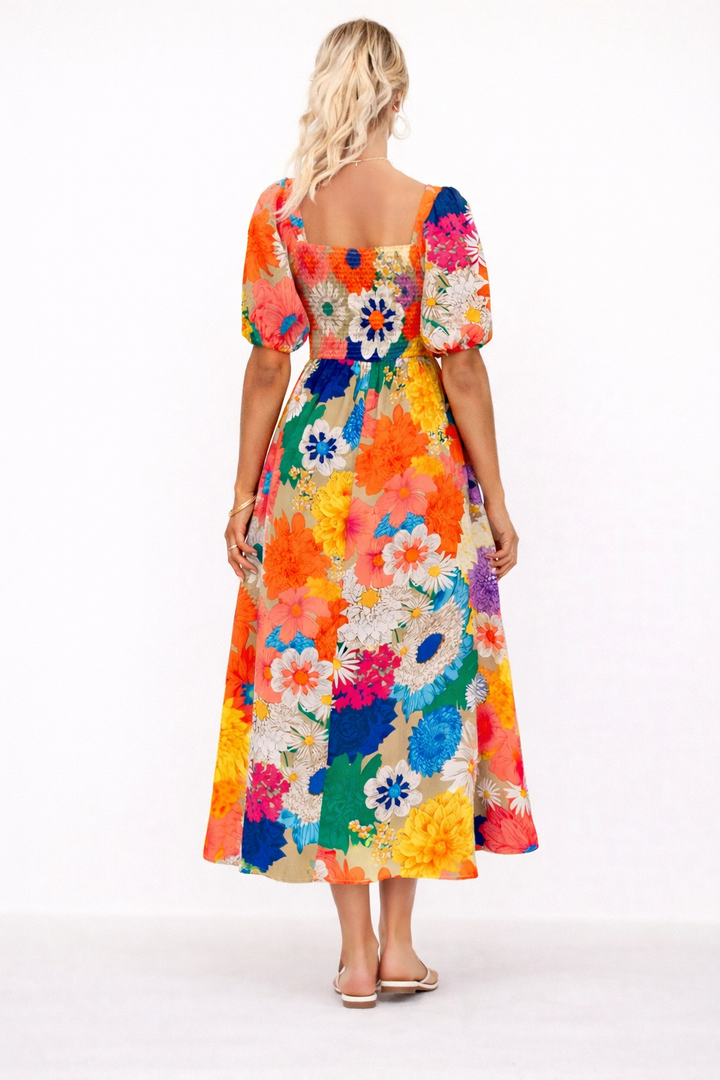 Veelkleurige casual dames zomerjurk met vrolijke bloemenprint, comfortabele pasvorm en trendy pofmouwen.