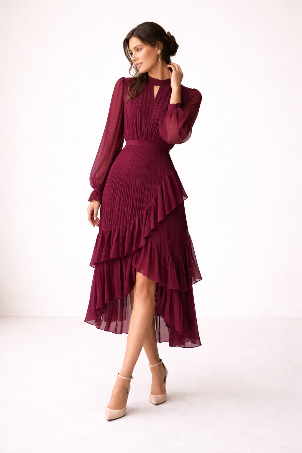 Vrouwenmode: asymmetrische midi-jurk met lange mouwen en elegante plooien.