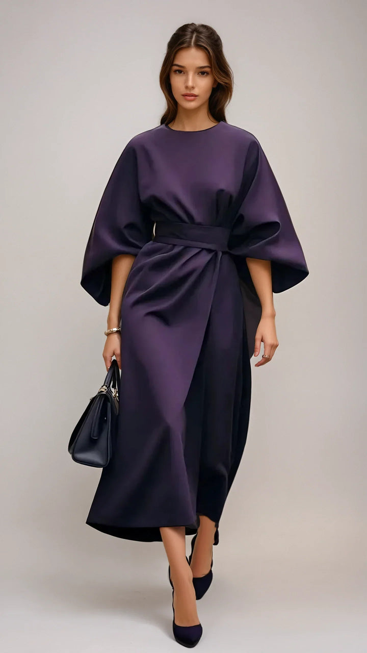 Trendy dames midi jurk met elegante lantaarnmouwen en tijdloze pasvorm. Een must-have voor stijlvolle damesmode.