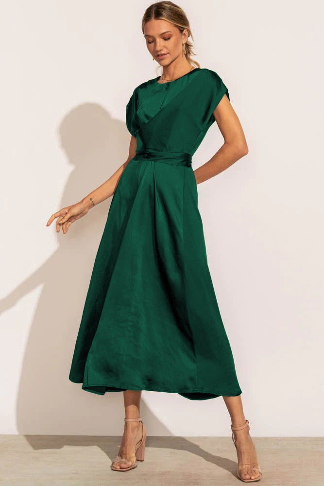 Chique dames midi jurk met flatterende V-hals en een tailleaccent dat zorgt voor een elegant silhouet. Zomerjurk.