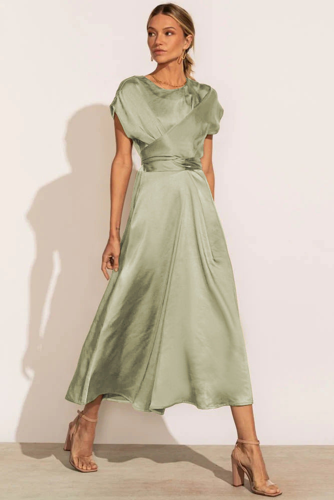 Veelzijdige chique damesjurk, midi model met V-hals en tailleaccent. Perfect als gelegenheids- of zomerjurk.