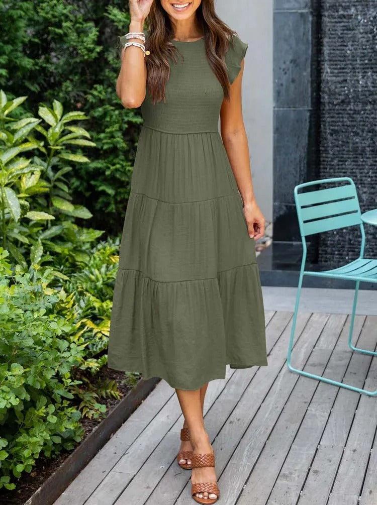 Flatterende dames zomerjurk, midi lengte met elegante vlindermouwen, geschikt als strandjurk of casual outfit.