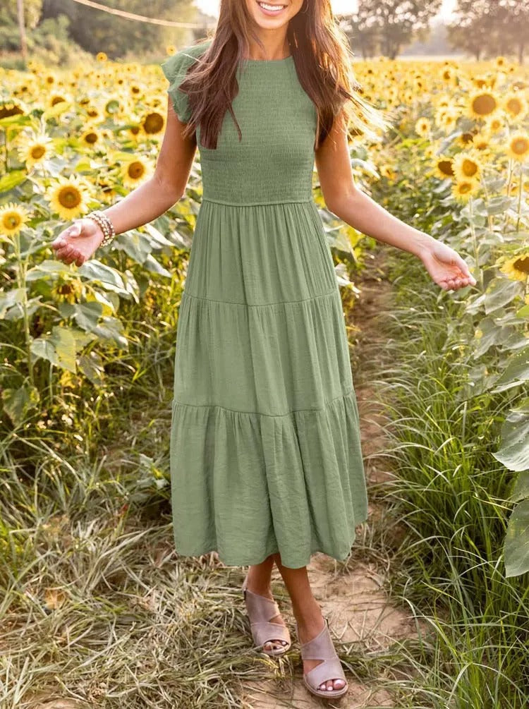 Modieuze dames midi zomerjurk met vlindermouwen, comfortabel en elegant, perfect voor een zonnige dag.