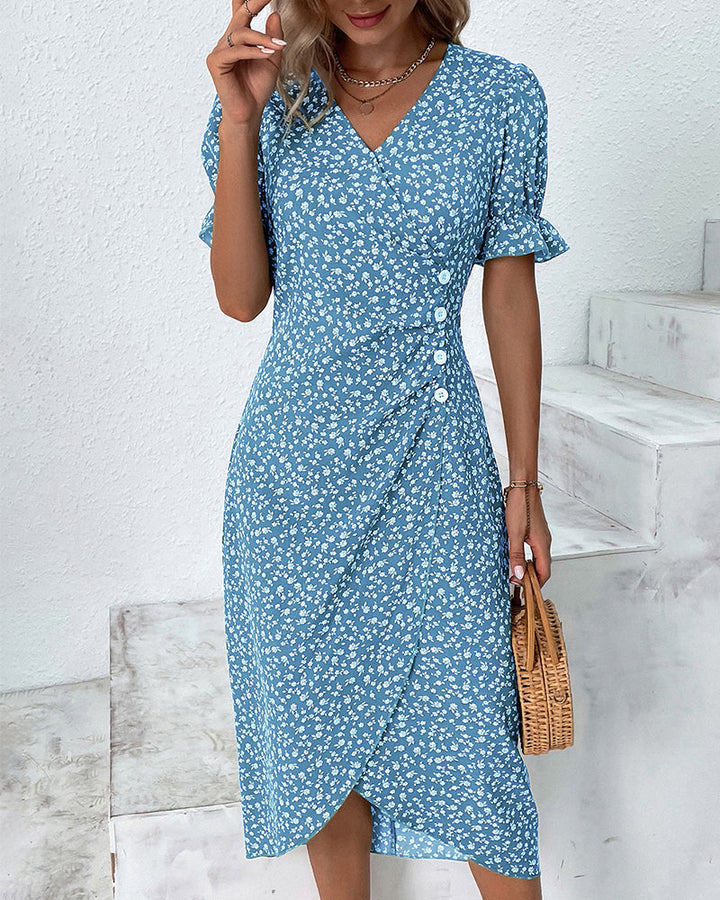Comfortabele dames zomerjurk met vrolijke bloemenprint, V-hals en korte mouwen. Perfect voor strand of feest.