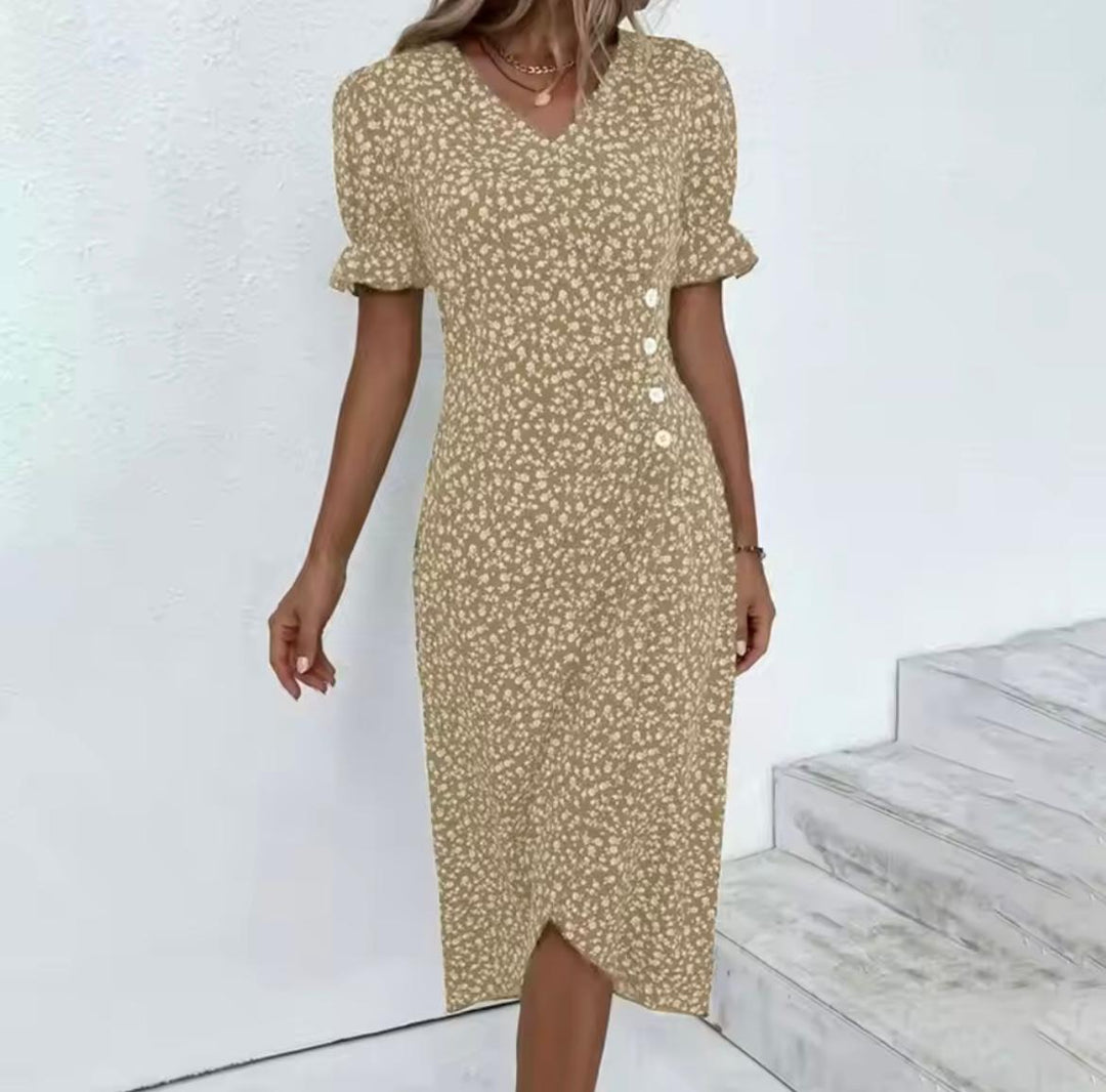 Mooie dames zomerjurk met V-hals, korte mouwen en zwierige midi-lengte. Casual en elegant.