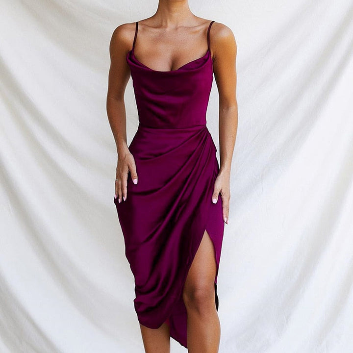 Stijlvolle midijurk met watervalhals en split; perfecte elegante jurk voor speciale gelegenheden.