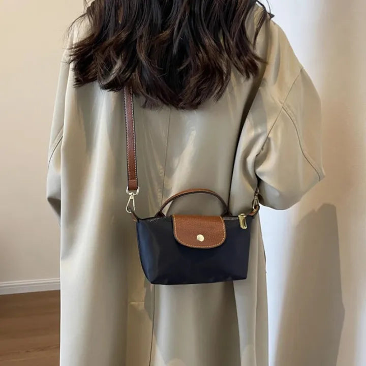 Hoogwaardige dames mini kruistas met lederlook, praktisch design en verstelbare schouderband.