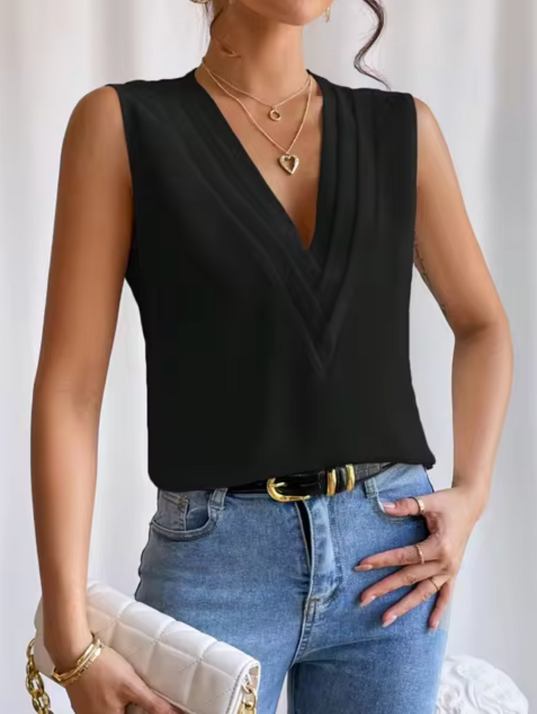 Trendy dames mouwloze V-hals blouse, ideaal voor een elegante en luchtige zomerse outfit.
