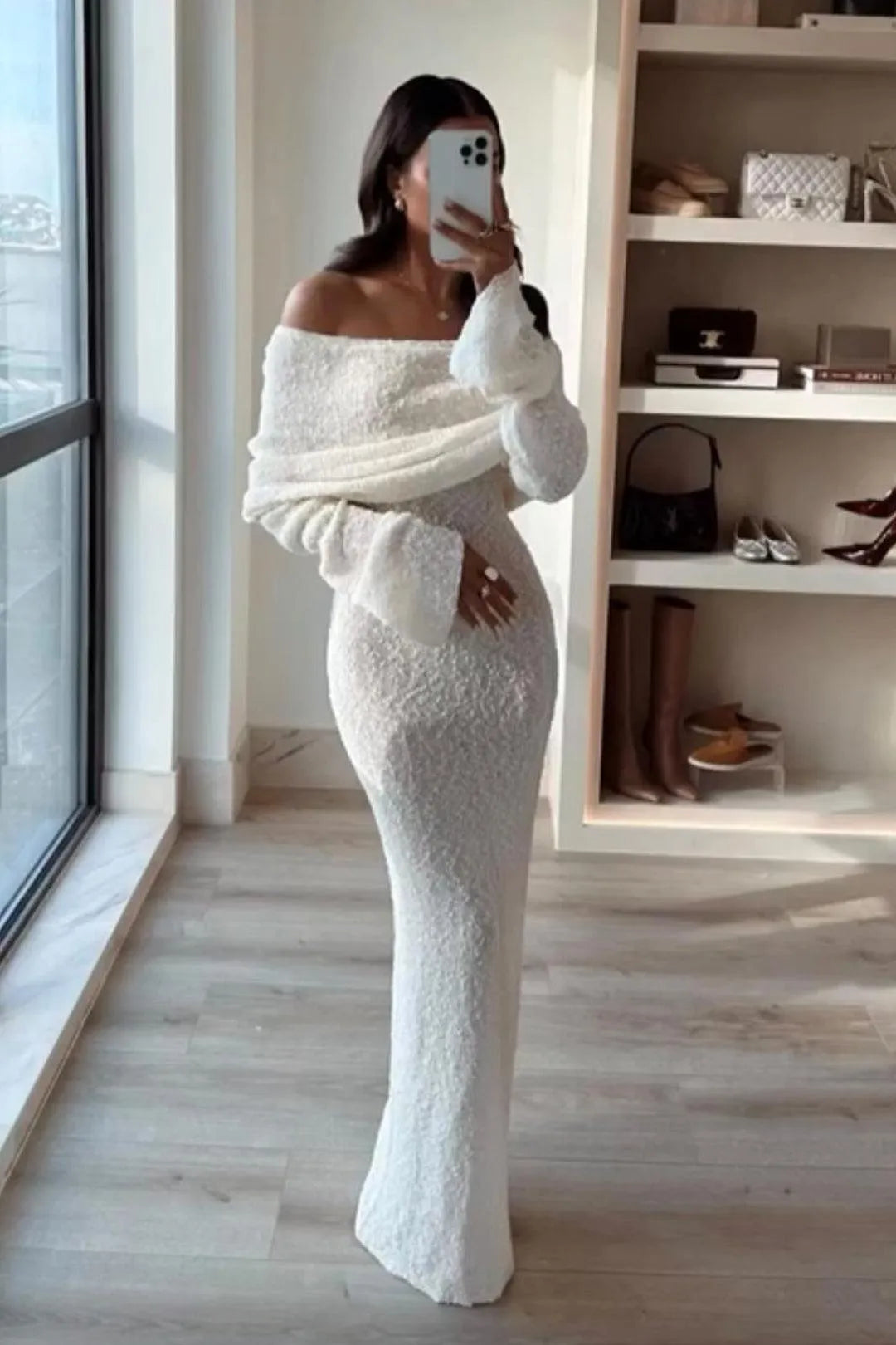 Comfortabele beige/witte off-shoulder maxi jurk voor dames, ideaal voor een casual of modieuze zomerlook.