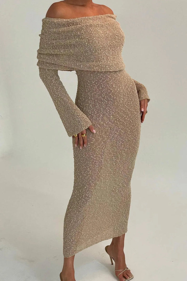 Modieuze en comfortabele lange dames jurk in beige/wit, off-shoulder model, ideaal voor zomerse elegantie.