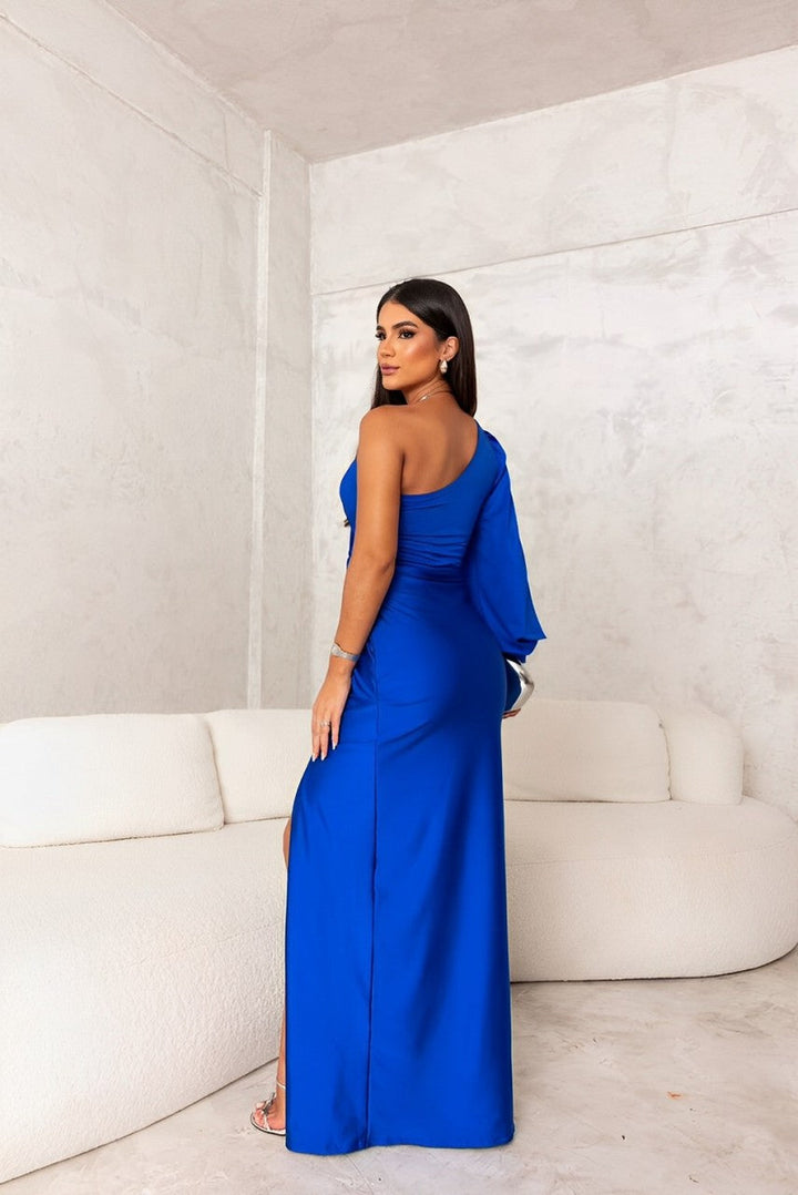 Achteraanzicht van de stijlvolle one-shoulder feestjurk, benadrukt de elegante belijning.