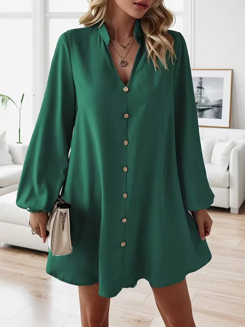 Elegante dames overhemdjurk met V-hals en lange mouwen, perfect voor smart casual. Lente/herfst mode.
