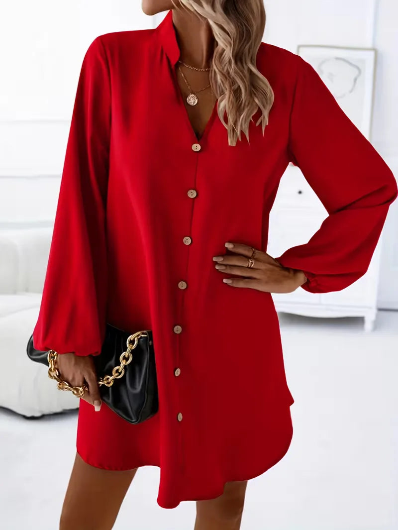 Tijdloze dames overhemdjurk met V-hals en lange mouwen. Een elegante smart casual mini jurk.