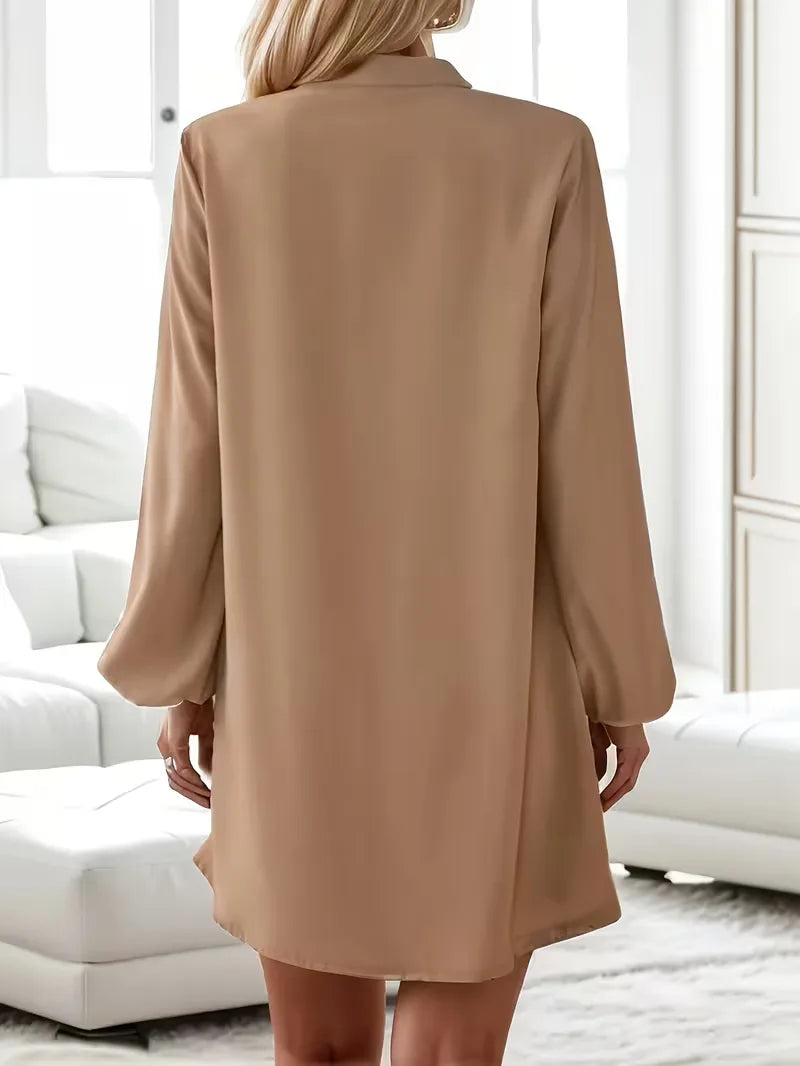 Ademende dames overhemdjurk, V-hals, lange mouwen. Ideaal voor lente en herfst comfort. Elegante look.