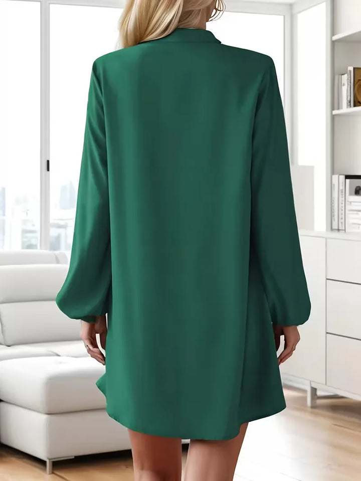 Comfortabele mini overhemdjurk voor dames met diepe V-hals en lange mouwen, ideaal lente/herfst.