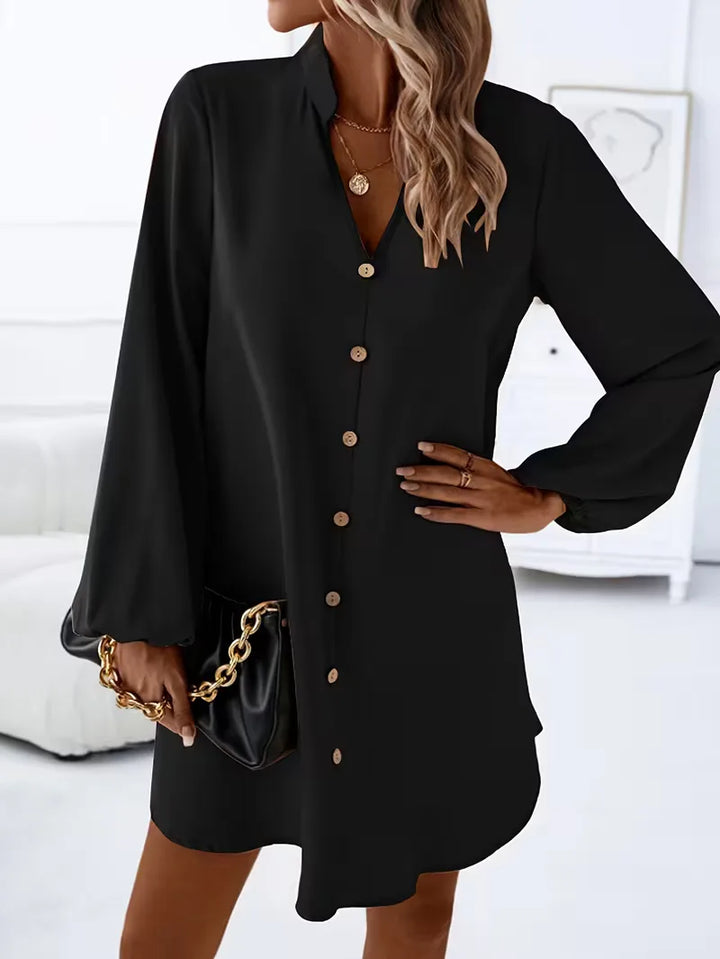 Modieuze dames overhemdjurk met V-hals en lange mouwen. Comfortabele mini jurk voor smart casual.