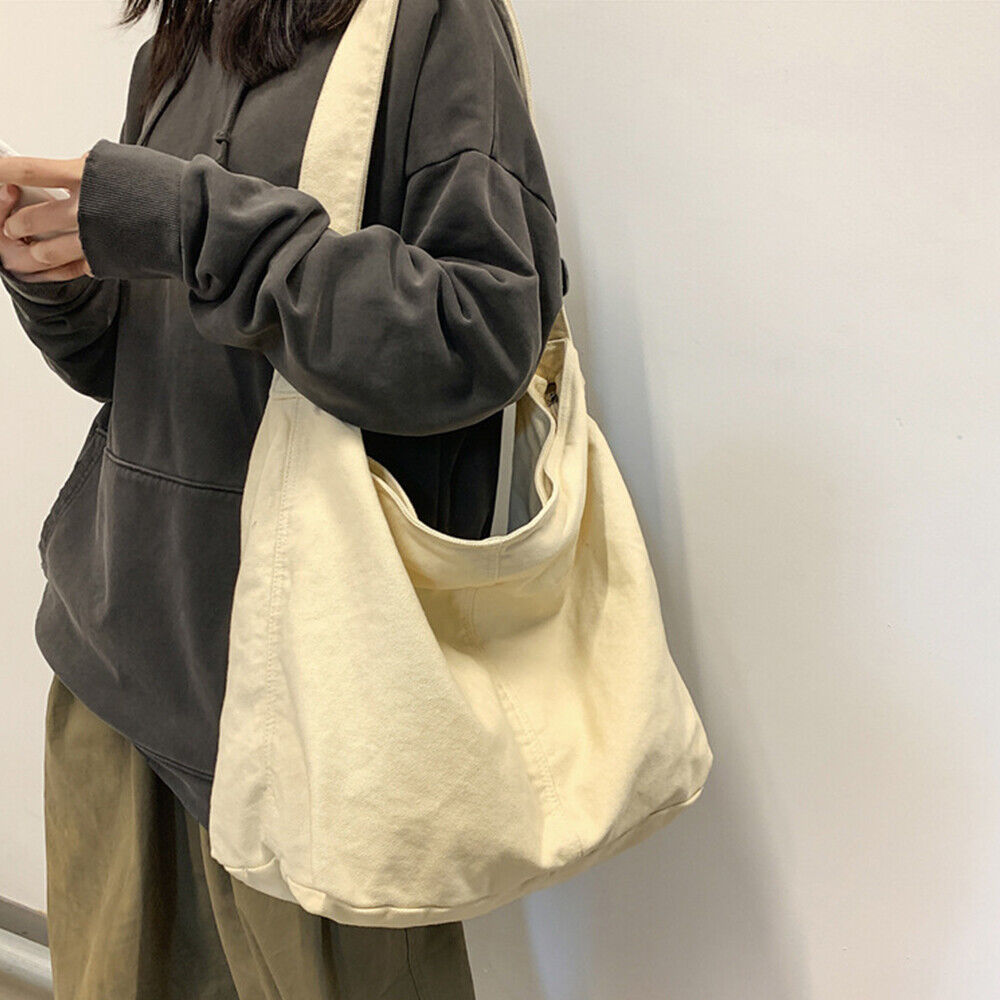 Minimalistische dames schoudertas, oversized en praktisch. Ruime tas voor alledaags gebruik. Modieus en functioneel.