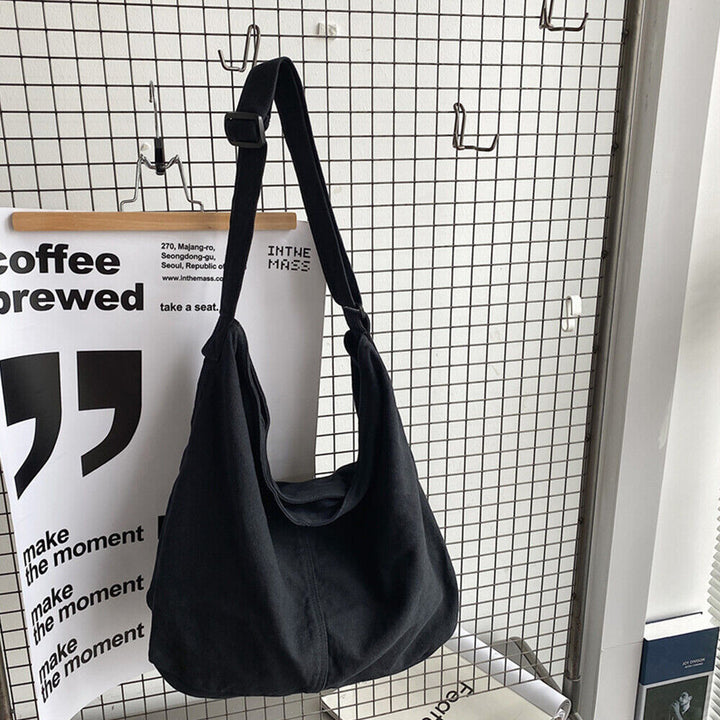 Praktische dames schoudertas, oversized en minimalistisch. Geschikt als modieuze laptop tas voor dagelijks gebruik.