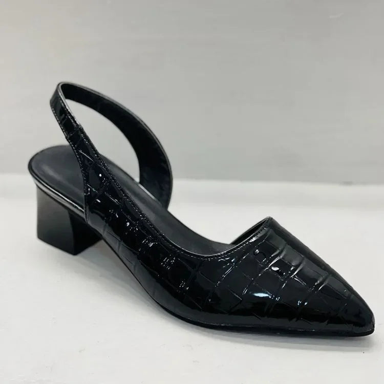 Stijlvolle dames mode pumps met een comfortabele hak en gedurfde slangenprint.