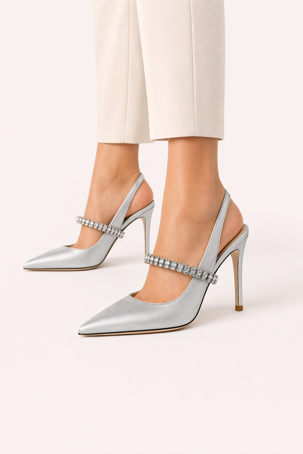 Elegante dames pumps met spitse neus en slingback hakken, perfect voor een stijlvolle avondlook.