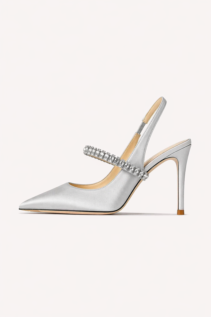 Zilveren dames pumps met spitse neus en slingback; ideaal voor feesten of speciale gelegenheden.