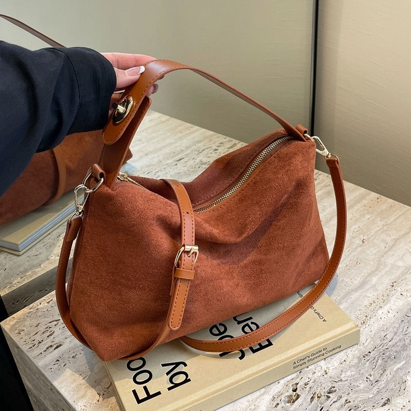 Elegante dames suède schoudertas in retrostijl; ideaal voor dagelijks gebruik.