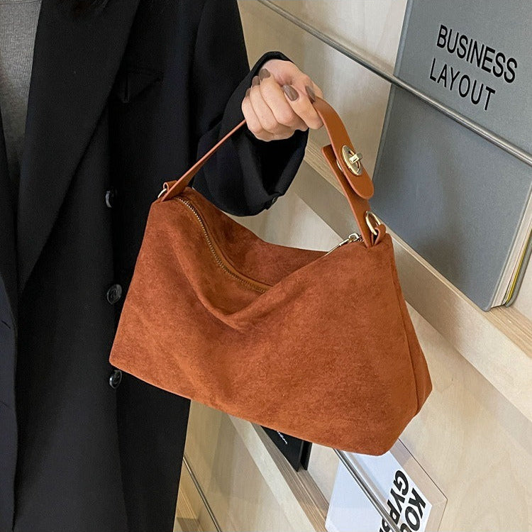 Bruine retro suède schoudertas voor dames; ruime, vintage stijl tas voor elke dag.
