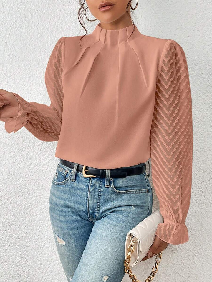 Elegante dames top met opstaande hals en verfijnde plooien; ideaal voor een chique of casual look.