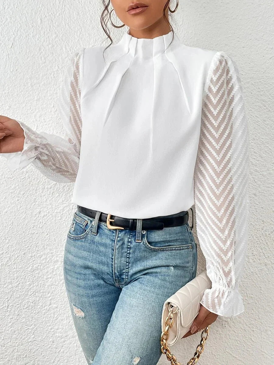 Chique dames top met opstaande kraag en subtiele plooien, geschikt voor diverse gelegenheden. Moderne snit.