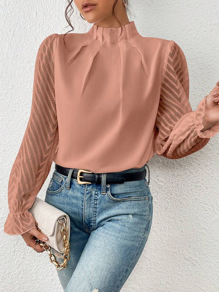 Dames elegante blouse met lange mouw, hoge hals en mooie plooien aan de voorkant. Combineer chic of casual.