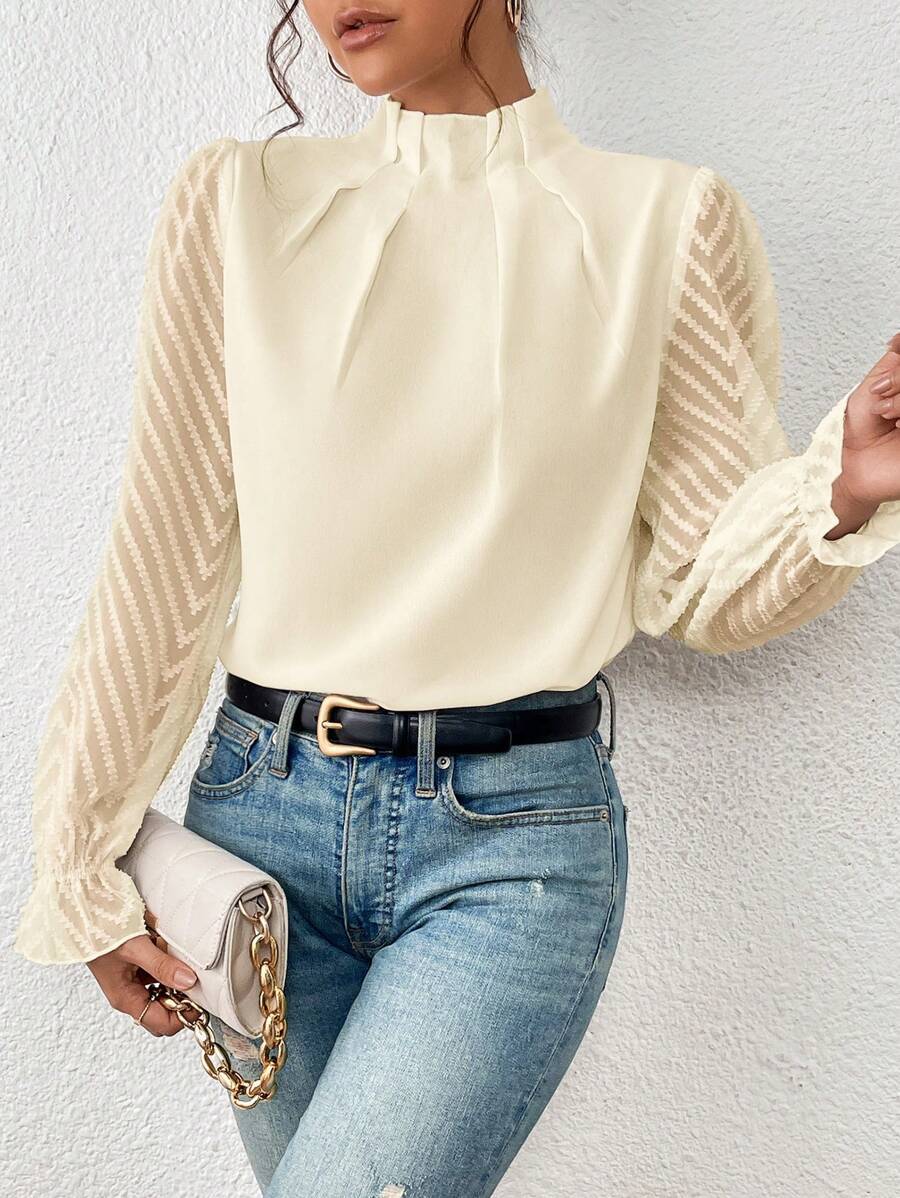 Modieuze dames top met opstaande hals en sierlijke plooien, perfect voor een stijlvolle outfit.