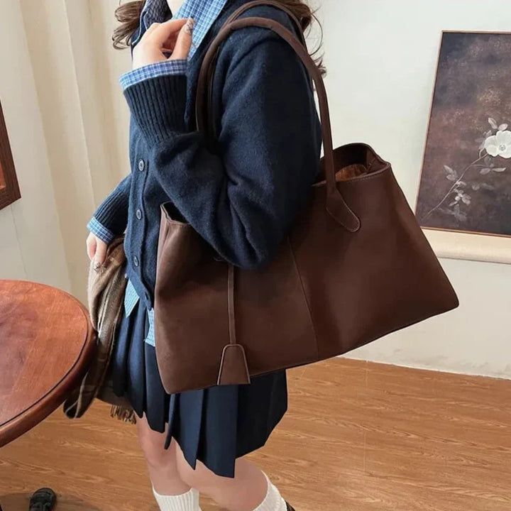 Stijlvolle dames tote tas van hoogwaardig faux leer met ruime compartimenten, perfect als werktas.