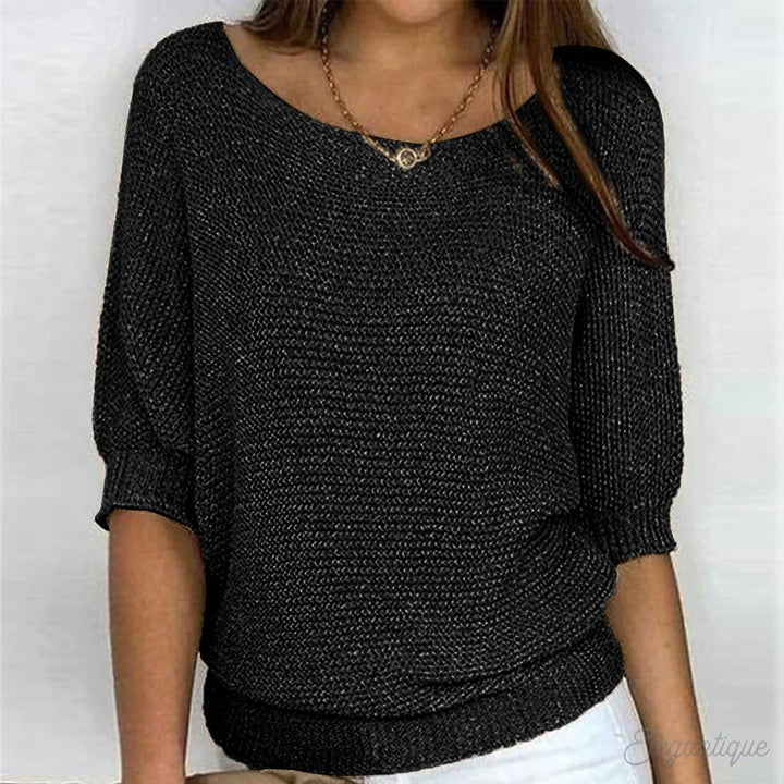 Luxe dames trui met open ronde hals, combineert stijlvolle elegantie met heerlijke warmte voor koude dagen.
