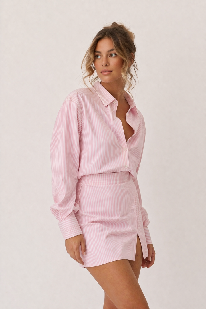 Modieuze dames gestreepte rok set in trendy roze. Comfortabel en stijlvol voor elke gelegenheid, lange mouwen.