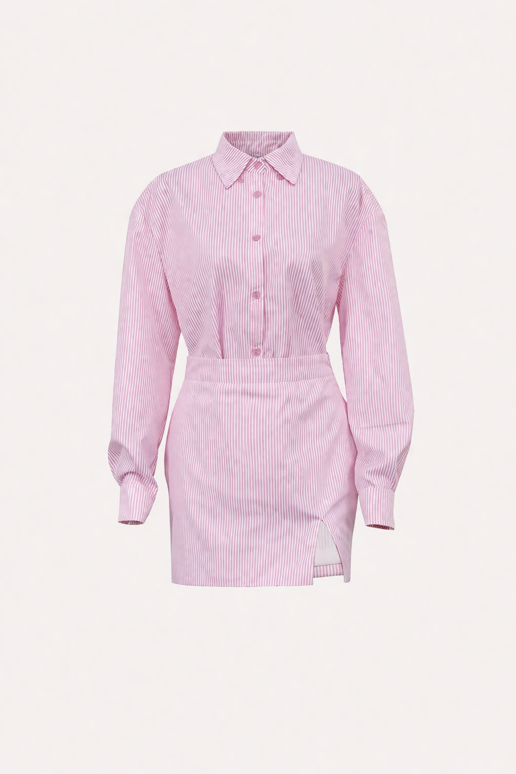 Rosa gestreepte dames tweedelige set. Elegant hemd met lange mouwen en bijpassende rok, ideaal voor casual chic.