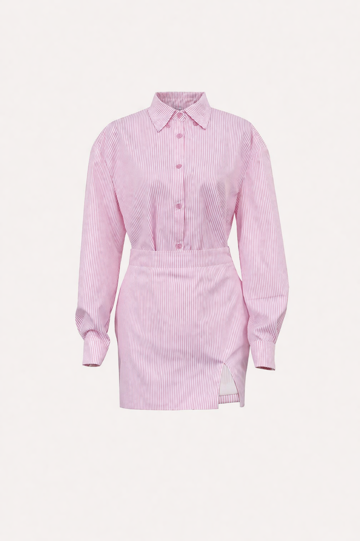 Rosa gestreepte dames tweedelige set. Elegant hemd met lange mouwen en bijpassende rok, ideaal voor casual chic.